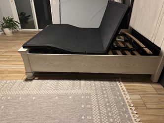 Queen Adjustable Power Bed Base – Excellent Condition