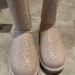 New Authentic Girl’s Uggs Size 6