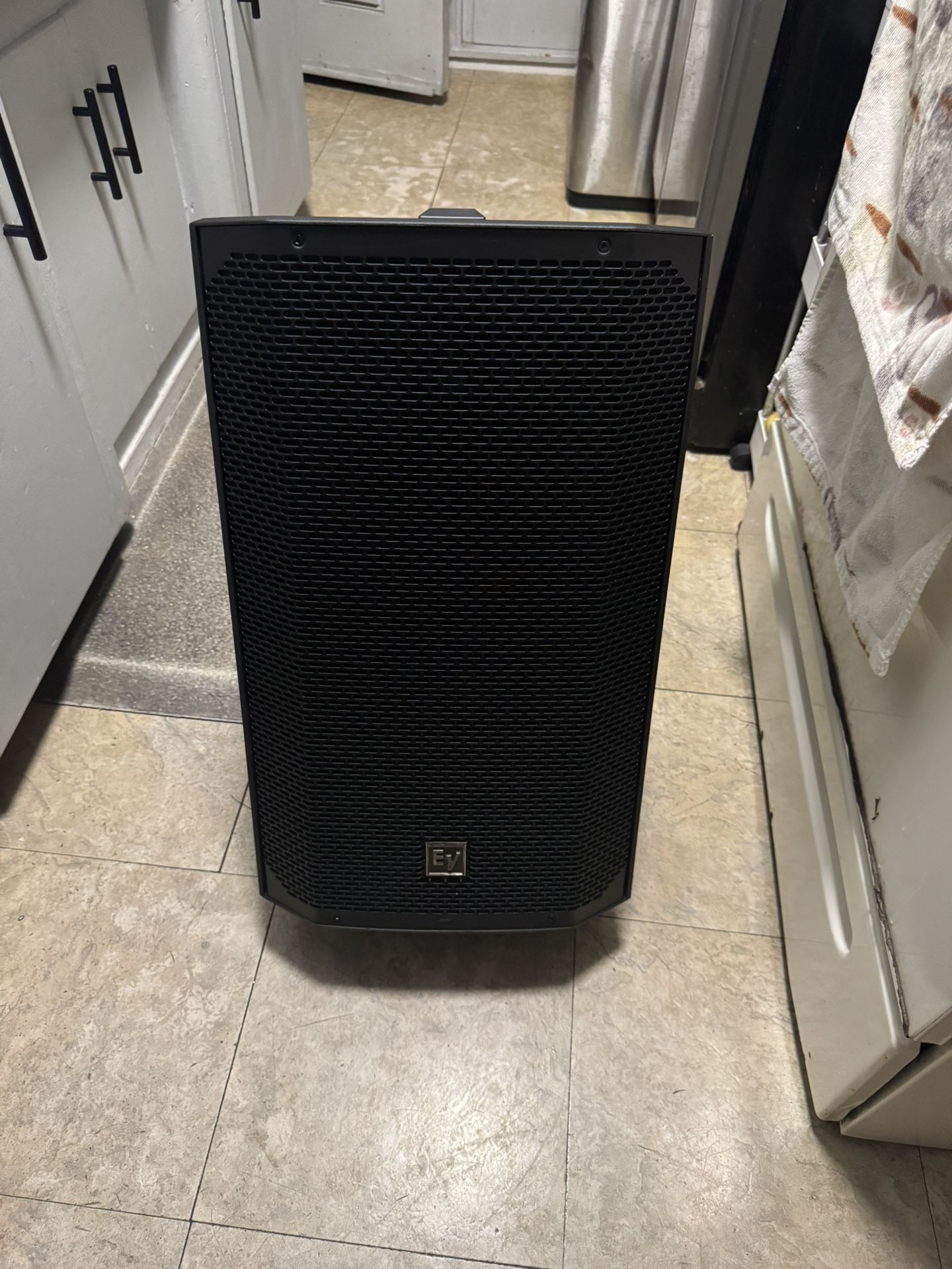 Electro-Voice EVERSE 12Battery-Powered Loudspeaker With Bluetooth, Black