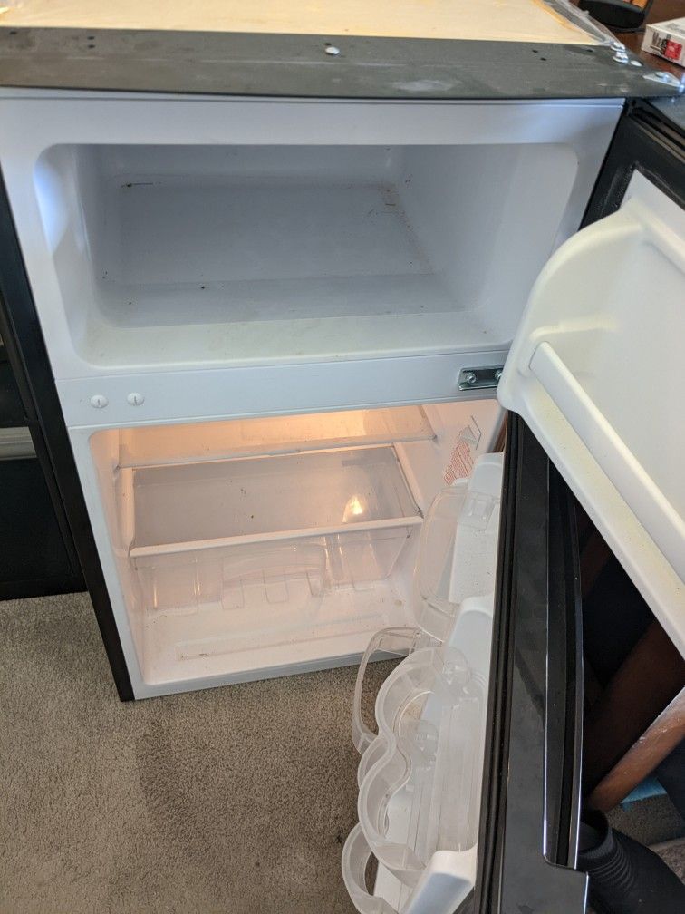Magic Chef Mini Fridge/Freezer for Sale in Wildomar, CA OfferUp
