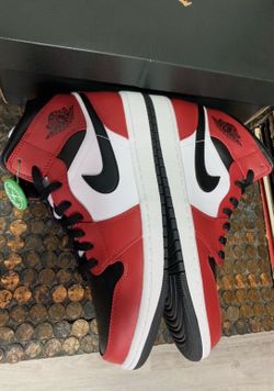 Jordan 1s mid red white and black Chicago men’s size 11