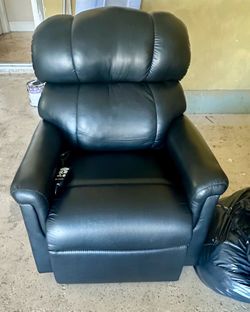 Golden Technologies MaxiComfort Power Lift Recliner (2020 Max 6 Model) in excellent working condition.