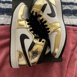 Air Jordan 1 Mid SE Size 7.5 And 7y
