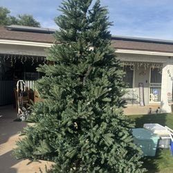 9ft Christmas Tree/ Arbolito De Navidad 