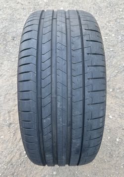 Pirelli 255/40/20  (1) Tire