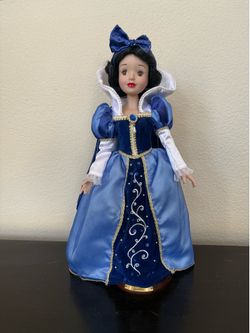Disney Snow White porcelain collectible doll