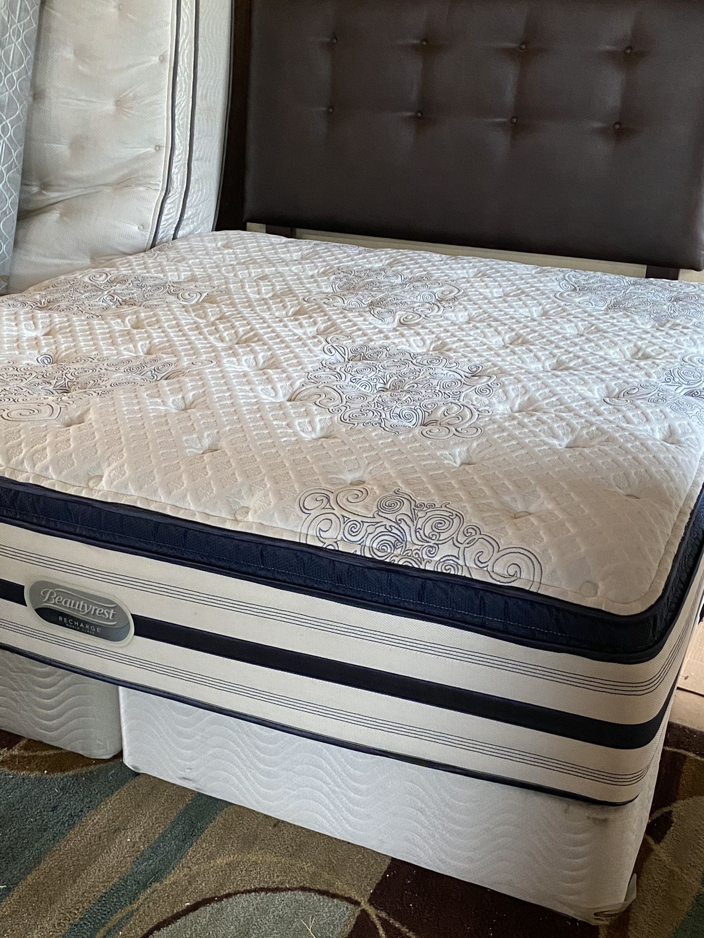 USED KING SIZE BEAUTYREST PILLOWTOP PLUSH MATTRESS WITH BOX SPRING for