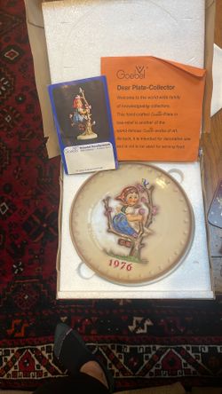 Goebel 1976 Decorative Plate - M.J.Hummel