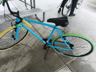 single-speed/fixed-gear bike with 700c-style wheels