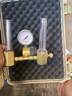  Miller Smith Premium Dual Flowmeter Regulator #33-50-580   Miller Smith Premium Dual Flowmeter Regulator #33-50-580 angle view   Miller Smith Premium