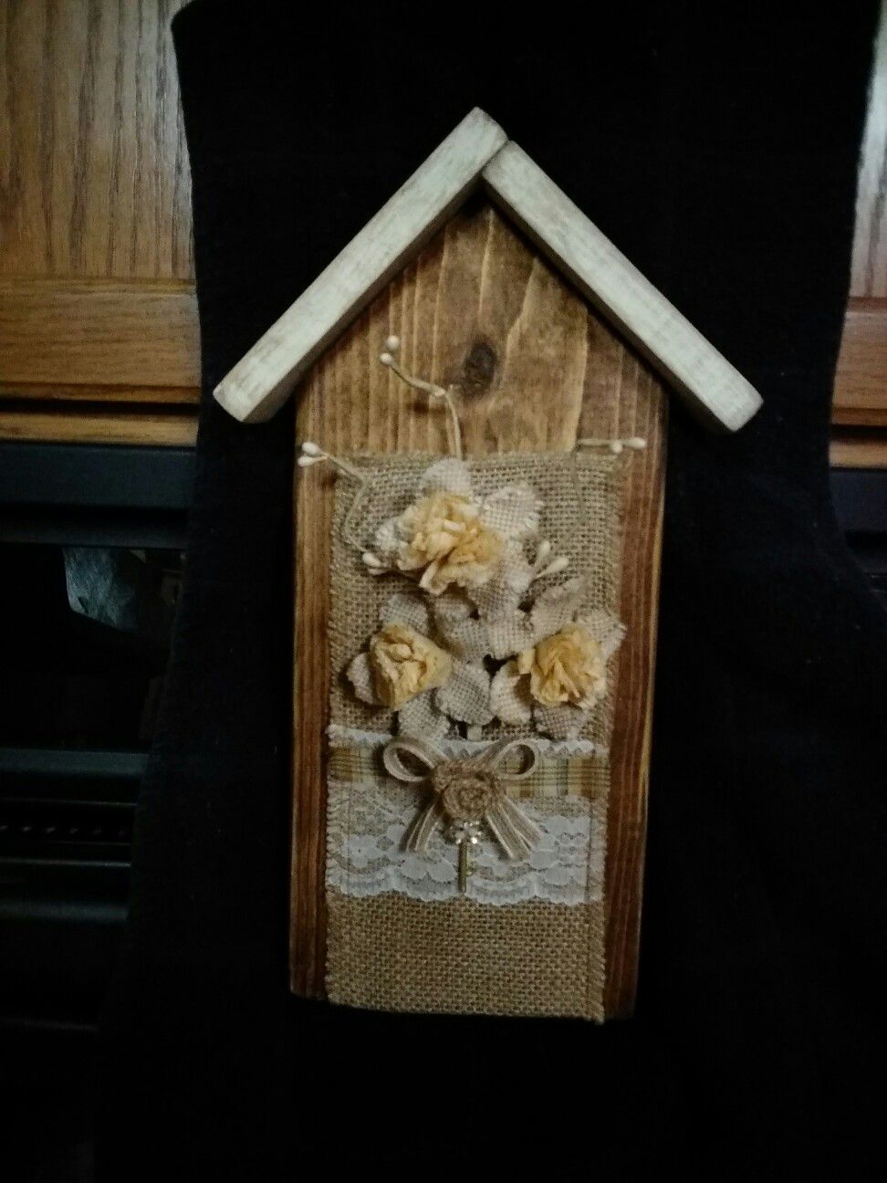 Birdhouse wall hanging with burlap flower holder