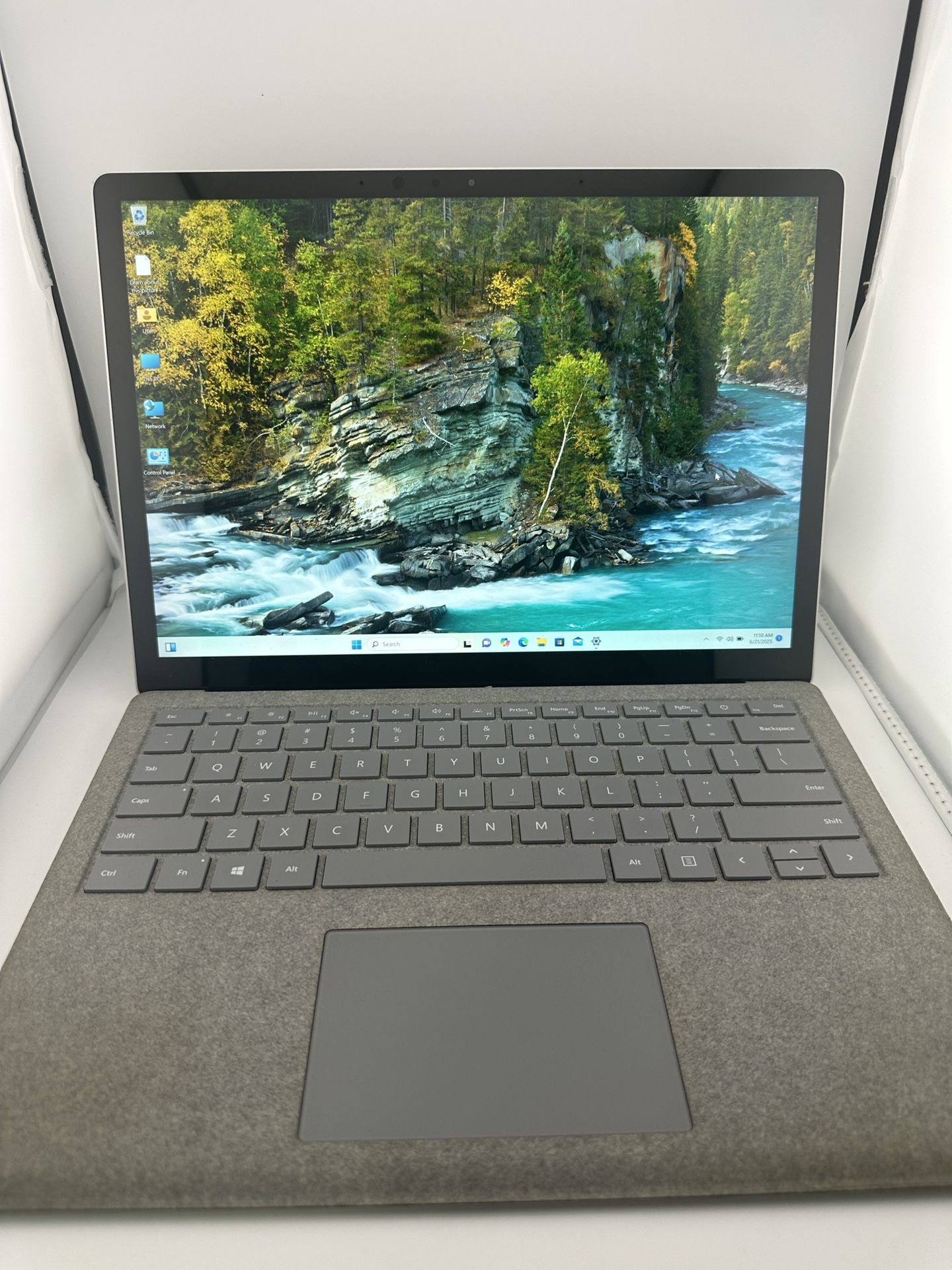 Microsoft Surface Laptop, Core i7 / 8GB RAM / Windows 11 Pro / 13.5” Touchscreen