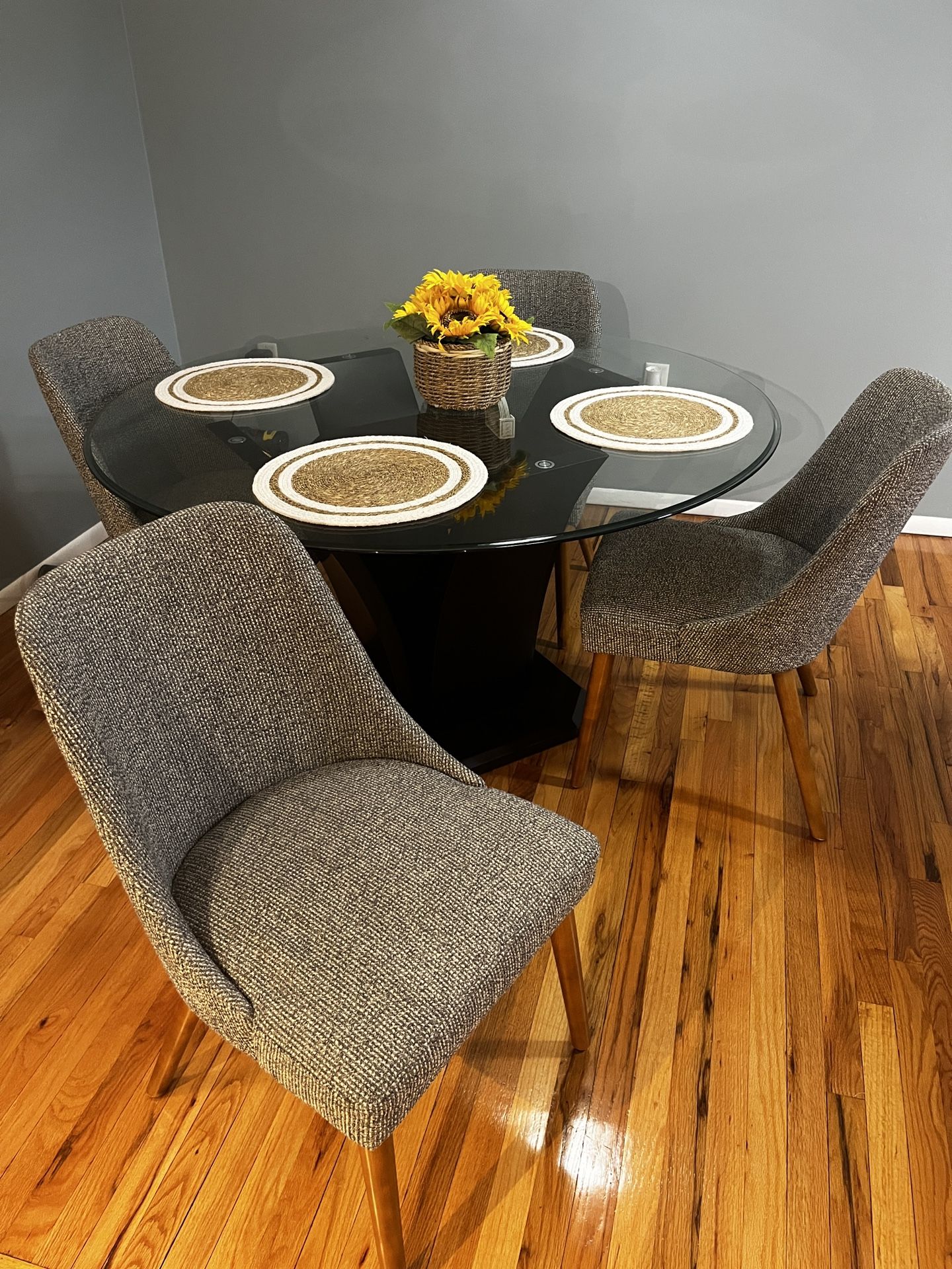 Round Dining Table - glass top (with chairs x4)