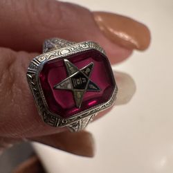 White 14kt gold red ruby star ring