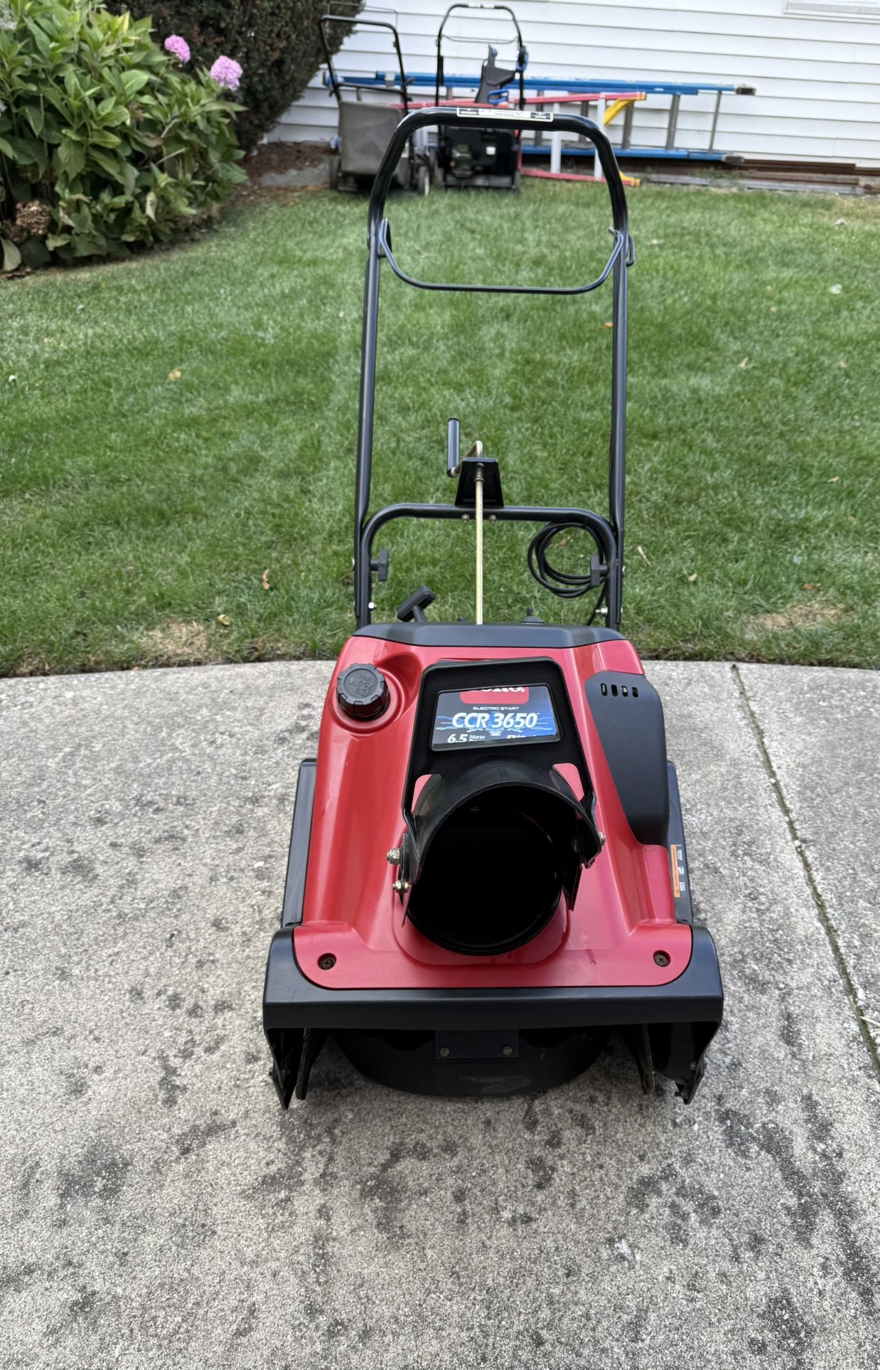 TORO SNOW BLOWER WITH AN ELECTRIC STAR AND A 6.5 HORSE POWER ENGINE. $140.00  OR BEST OFFER.