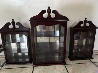 Lot of three wall mounted cherry wood cabinets with glass doors