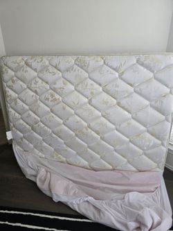 Full Size Mattress – Clean & Comfortable