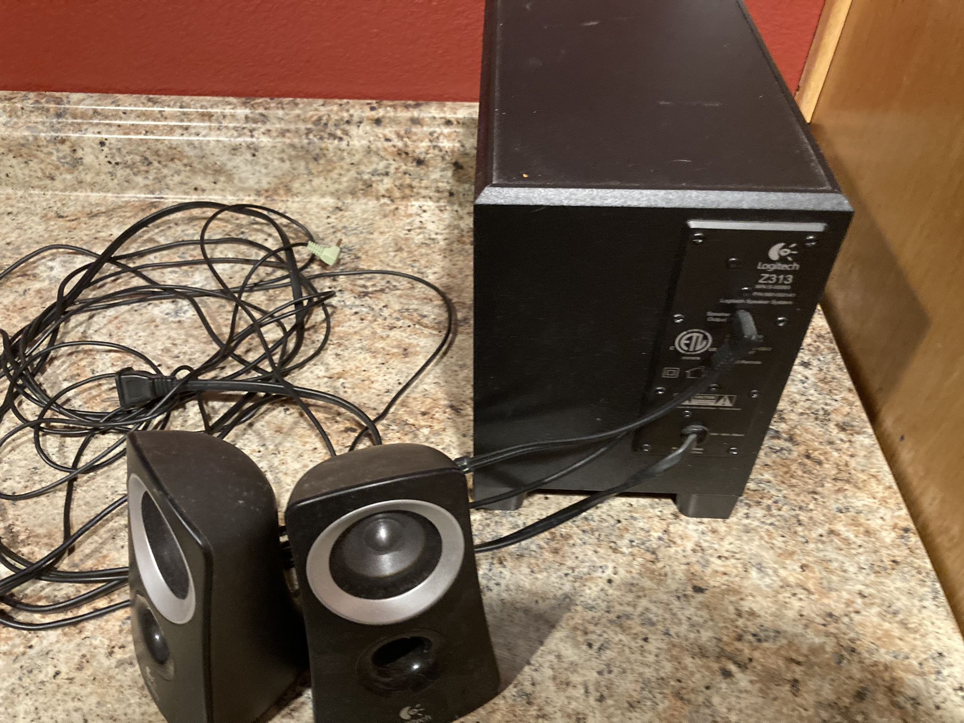 Logitech Z313 Pc Speaker system 