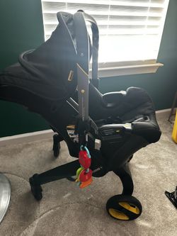 Doona Car Seat/ Stroller w/ Base 