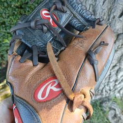 Rawlings Infielders Glove ( See Pics).Located In Glendora 
