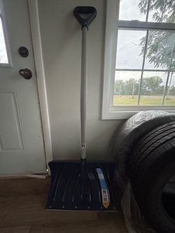Large Snow Shovel – Excellent Condition