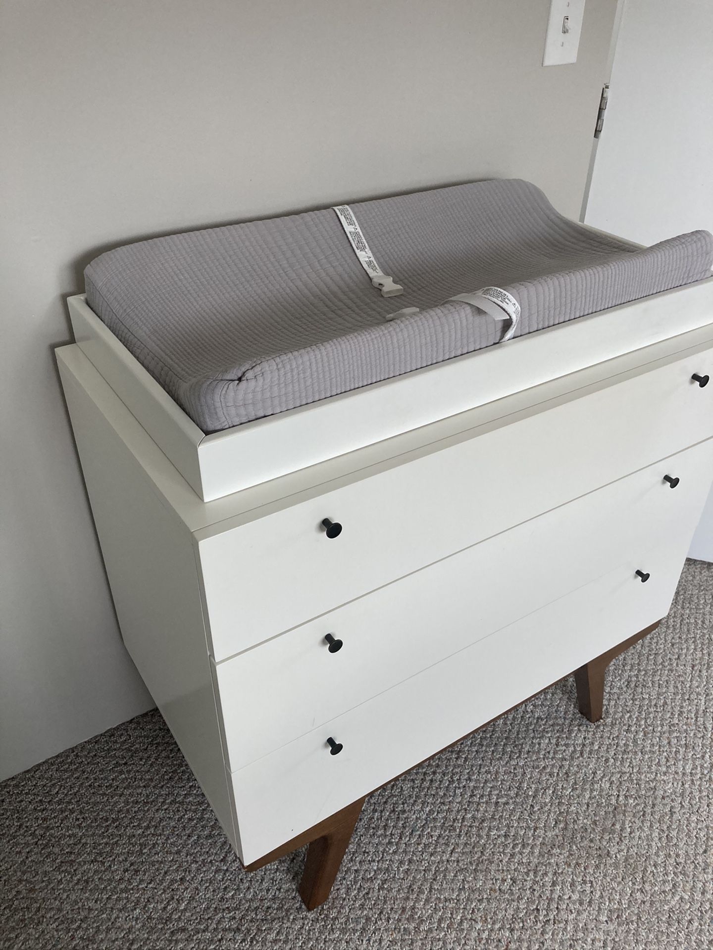 Modern 3-drawer changing table Westelm in perfect conditions