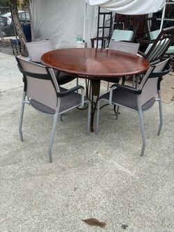 BEAUTIFUL DINING  TABLE AND 4 CHAIRS