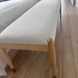 Bouclé Bedroom Bench – Natural Wood