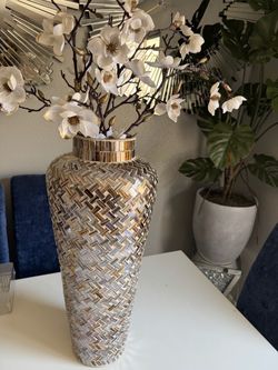 Base dorada de Z Gallerie $75 en buenas condiciones
