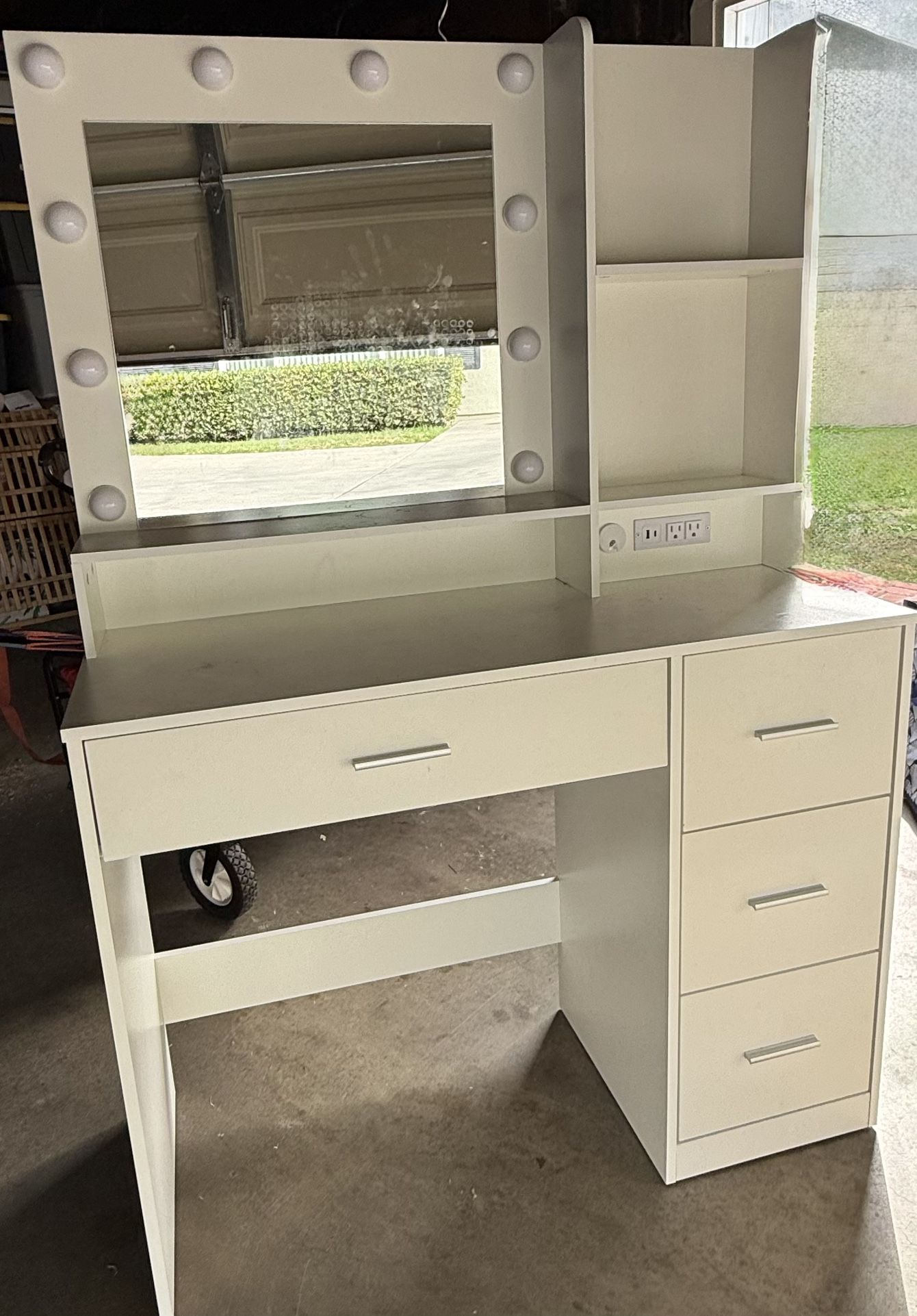 White Vanity Desk With Built In Lighting 