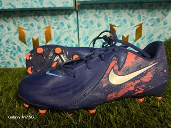 Soccer cleats us size 5.5youth