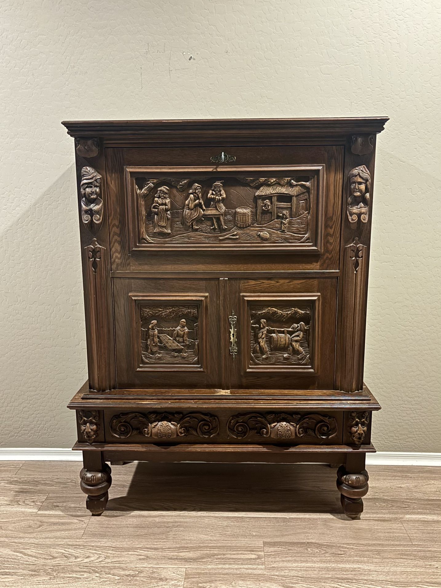 Antique Cabinet / Hutch Free Delivery 🚚
