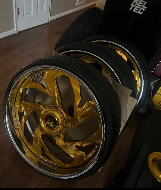 Newer RUCCI TRAP STAR RIMS 26" STAGGERED 275 25 26  Floating Caps