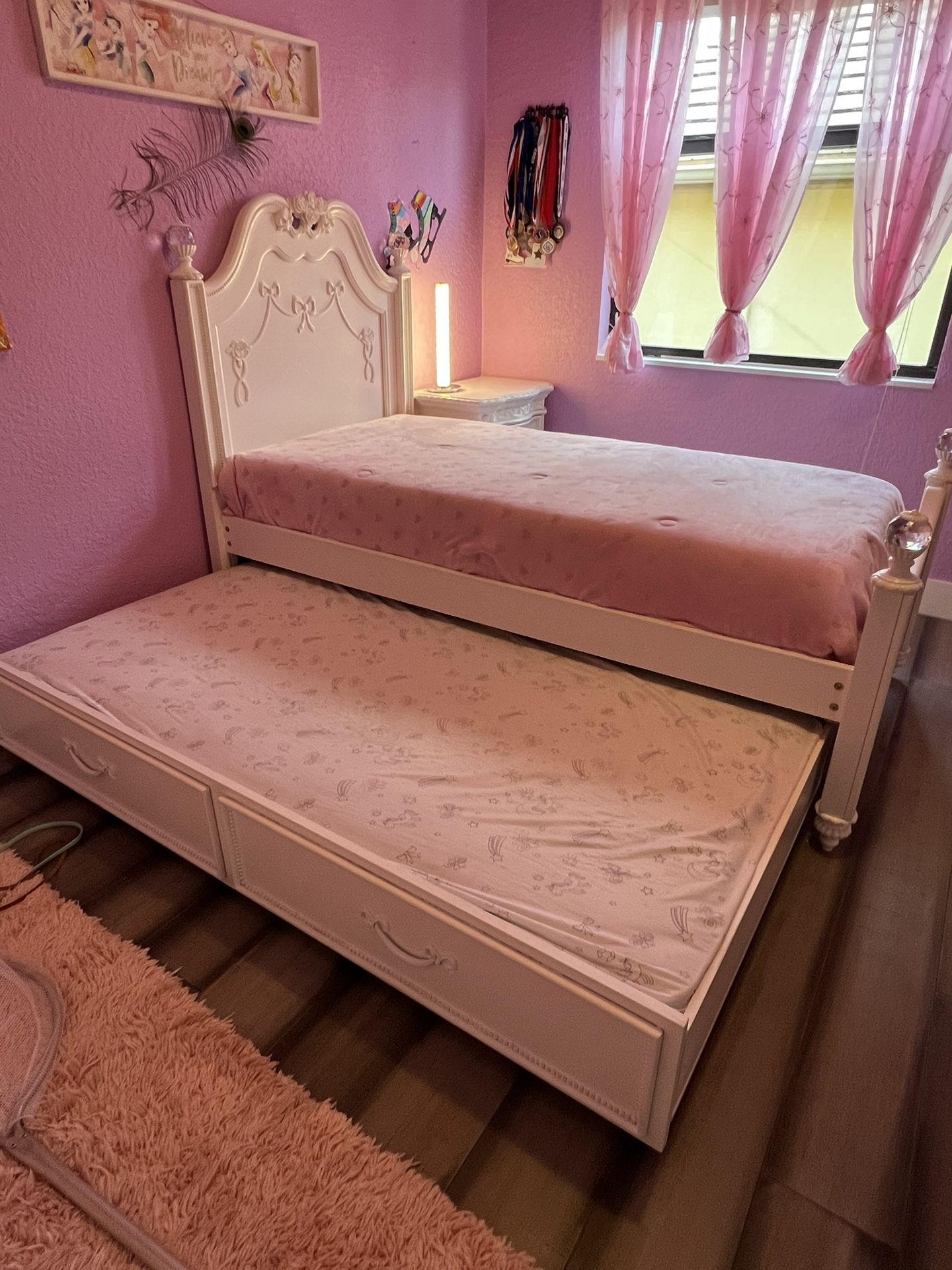 Girls Bedroom Set- Twin