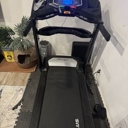 Excellent Condition Nautilus T616 Treadmill - Barely Used!