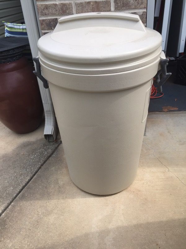 Rubbermaid Bruiser 32 Gallon Garbage Can for Sale in Inman, SC - OfferUp