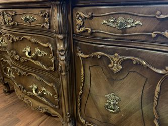 Solid wood ornamential dresser wery good condition
