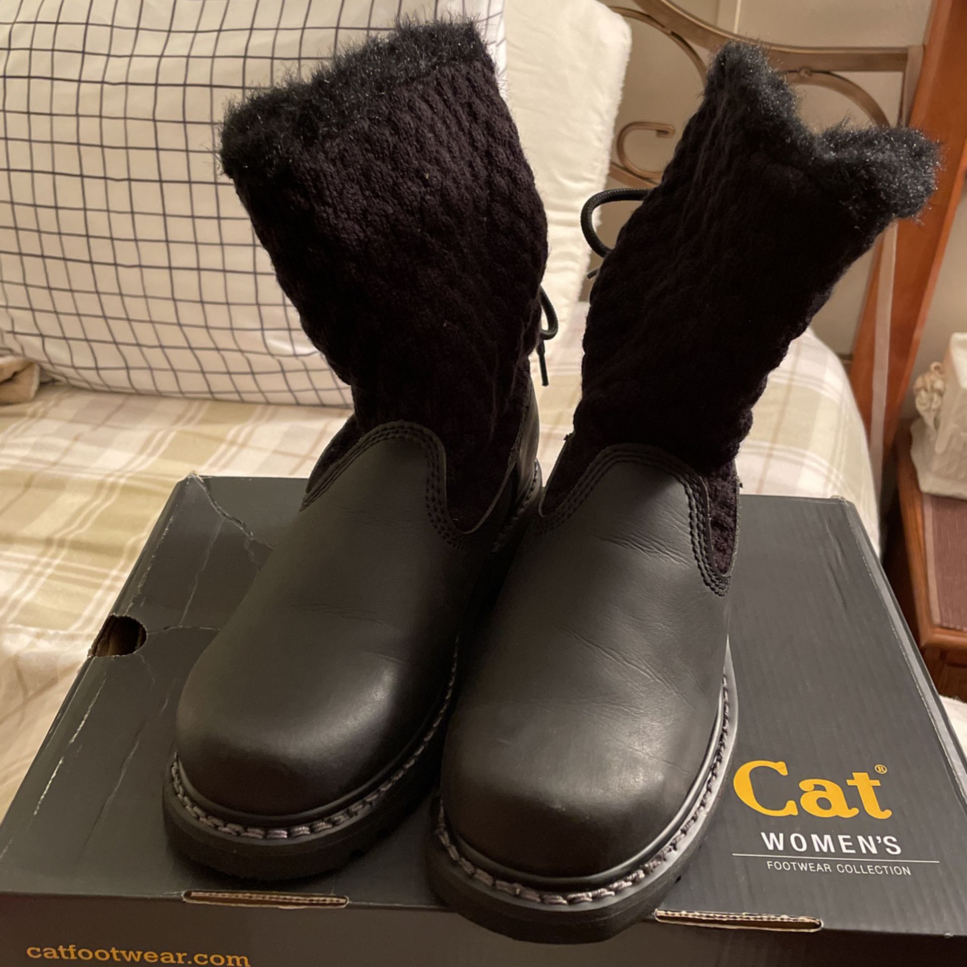 Brand New Womens Cat Boots Sz 6. Still In The Box.