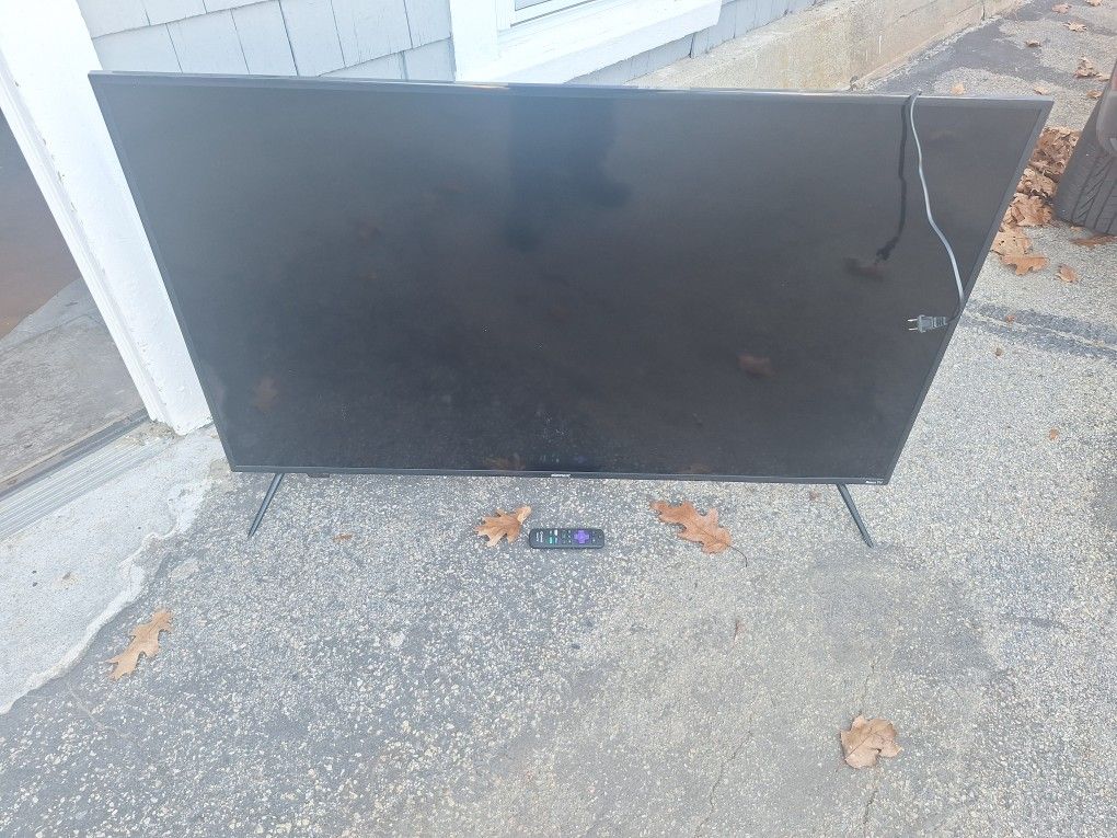 ROKU 55" FLAT SCREEN TV. 