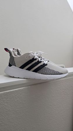 Adidas Questar Flow - Size 10
