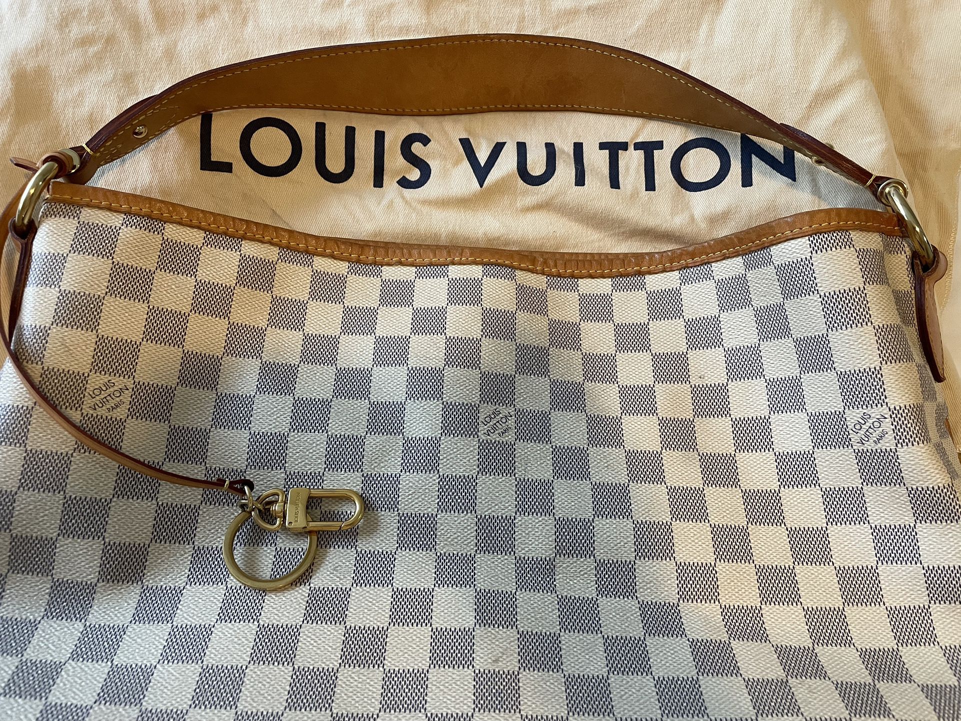 Authentic LOUIS VUITTON Bedford Beige Vernis Leather Hand Bag Purse for  Sale in Orlando, FL - OfferUp