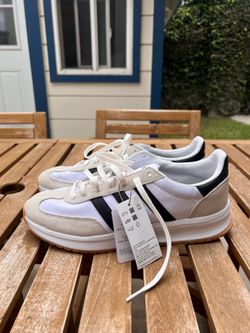 Adidas run 70s 10.5 size men’s