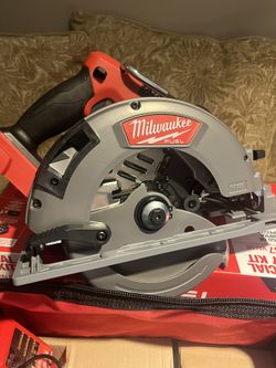 Milwaukee Cordless Saw 2732-21HO with 6.0 Battery And Charger