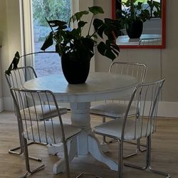 Round Dinning Table & Chairs 