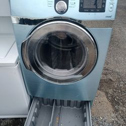 Samsung.
Heavy duty steam electric clothes.Dryer works good ninety day warranty