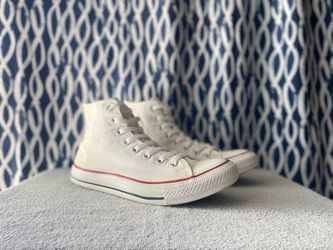 Chuck Taylor All Star (men size: 8.5 / women size: 10.5)