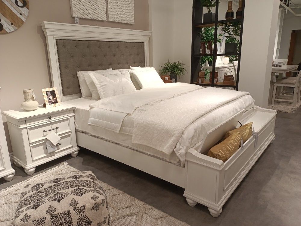 Kanwyn Whitewash Queen Upholstered Panel Bed, Dresser, Mirror, And Nightstand
Ashley Furniture$10 Down Payment And Financing Available