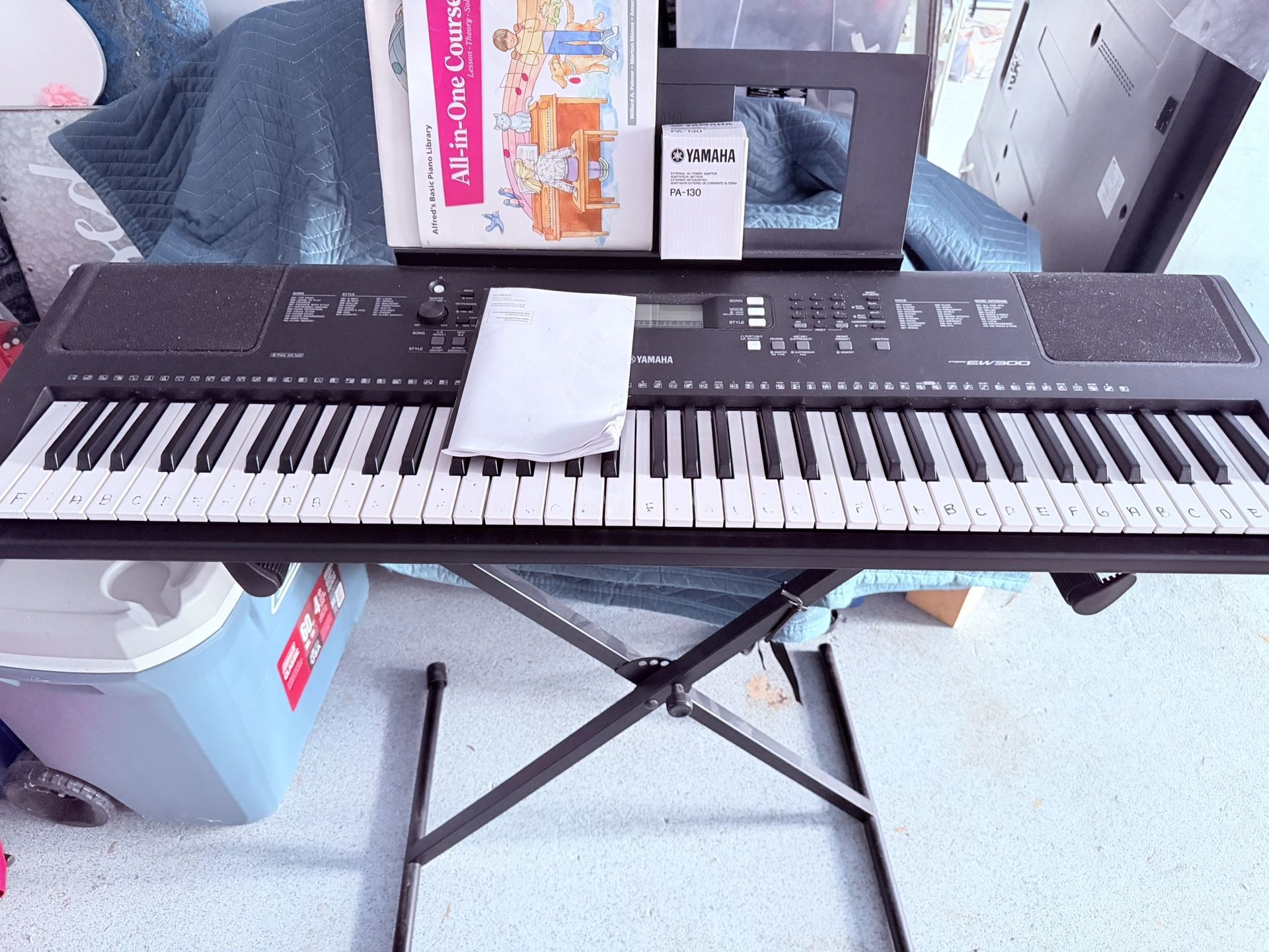 FOR SALE: Yamaha Keyboard – Like New + Stand & Music Books
