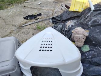 Corner cat box
