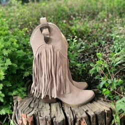 Tan Suede Fringe Boots Size 7.5 LIKE NEW